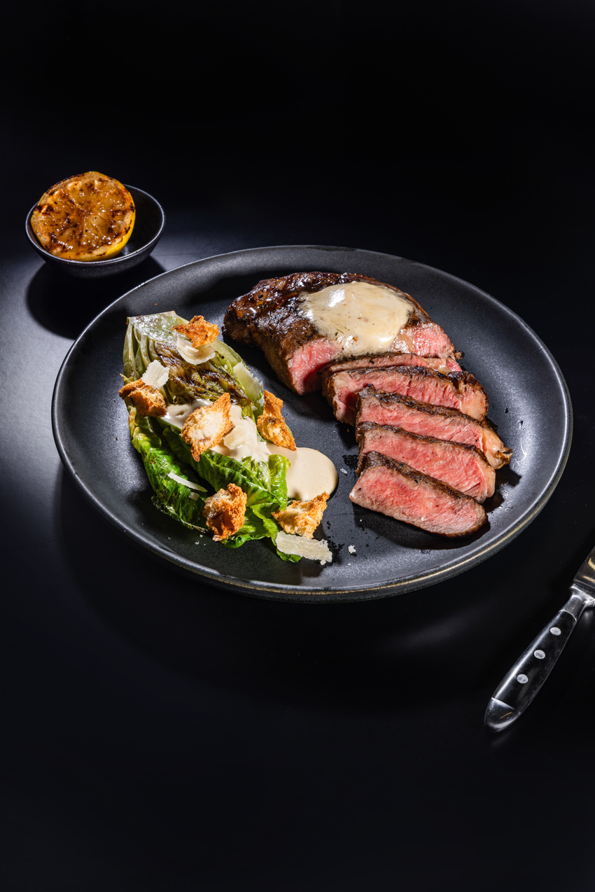 Atria_Grillattu_Entrecote_anjovis-valkosipulimaustevoilla_ja_grillattu_Caesar-salaatti-1.jpg