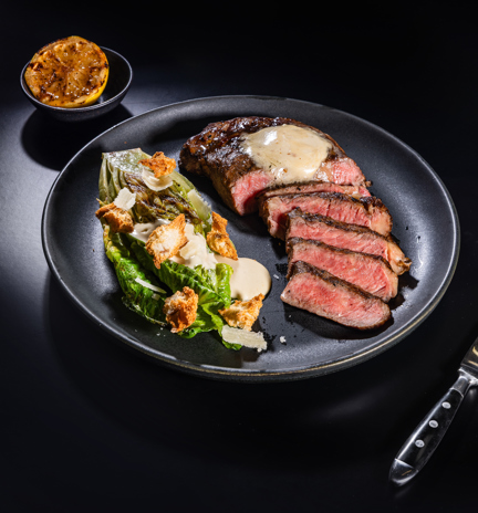 Atria_Grillattu_Entrecote_anjovis-valkosipulimaustevoilla_ja_grillattu_Caesar-salaatti-1.jpg